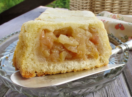 Классическая яблочная шарлотка — это яблочная начинка в оболочке из кусочков хлеба