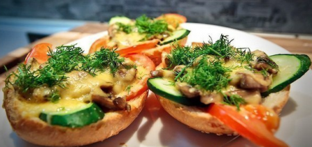 Рецепт Горячие бутерброды с овощами и грибами