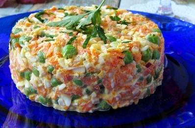 Салат с яйцом и зеленым горошком и морковью