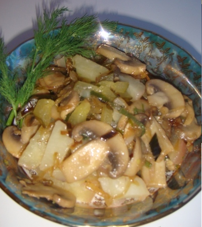 Картофельный салат с солеными огурцами и грибами