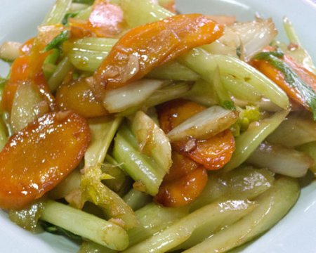 Салат с сельдереем и морковью по-китайски
