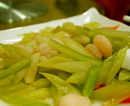 Салат с креветками и сельдереем по-китайски