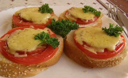 Рецепт Горячие бутерброды с салями и помидором