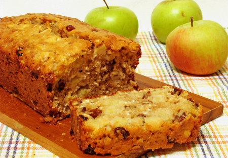 Рецепт Яблочный кекс с орехами и изюмом