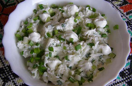 Салат из белой редьки со сметаной и зеленым луком