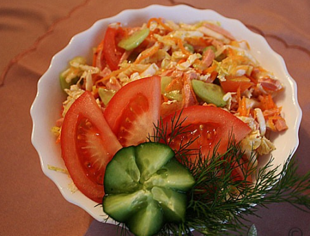 Салат из пекинской капусты с огурцом и помидором