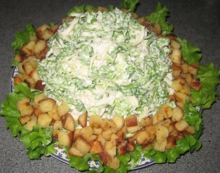 Рецепт Куриный салат с листьями салата и сухариками
