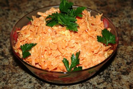 Морковный салат с сыром и чесноком