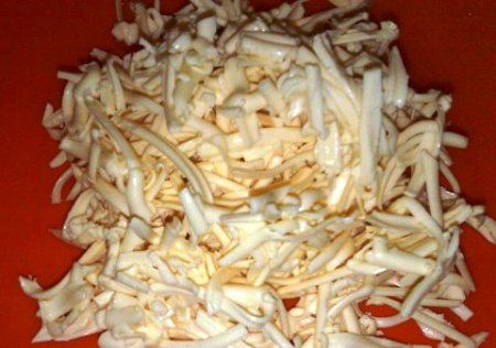  Салат из кальмаров с плавленым сыром