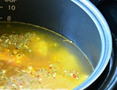 Гороховый суп с копчёными рёбрышками в мультиварке.