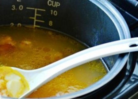Гороховый суп с копчёными рёбрышками в мультиварке.