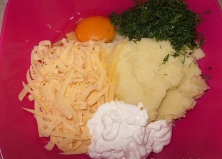Котлеты из картофеля, сыра и укропа с грибами