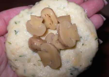 Котлеты из картофеля, сыра и укропа с грибами