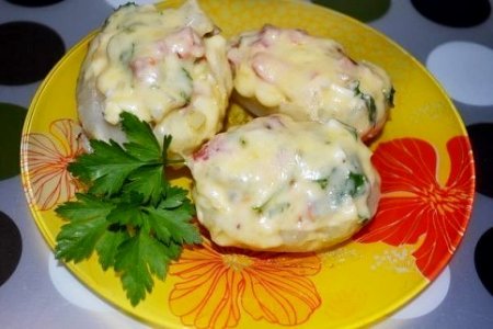 Картофель, фаршированный копченой курицей и овощами  под сыром  в мультиварке