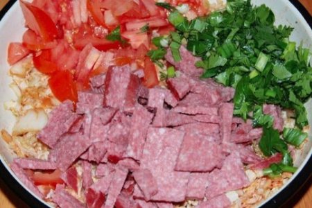 Салат из пекинской   капусты с колбасой