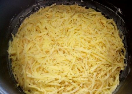 Картофельная запеканка с сосисками и сыром в мультиварке