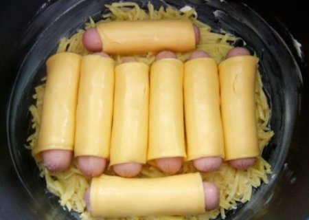 Картофельная запеканка с сосисками и сыром в мультиварке