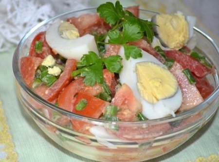 Салат с помидорами, яйцами и зеленым луком 