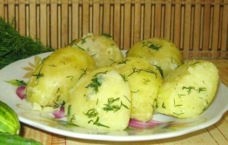 Молодой картофель с чесноком и зеленью.