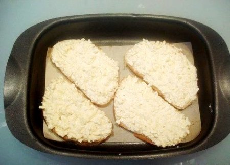 Горячие бутерброды с сыром.