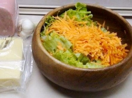Салат овощной с сыром и ветчиной 
