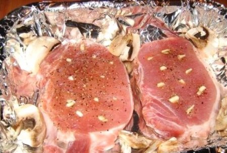 Острая свинина с сыром и грибами в духовке.