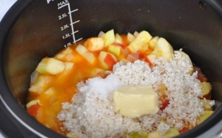Кабачки с овощами и рисом в мультиварке.