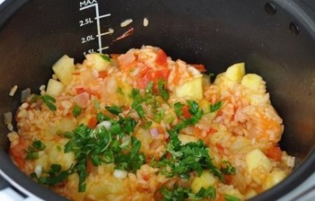 Кабачки с овощами и рисом в мультиварке.