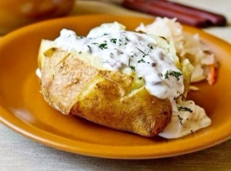 Печеный картофель с селедочным соусом.