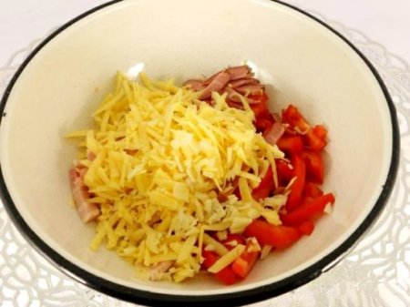 Салат из помидор с варено-копченой грудинкой, сыром и сухариками.