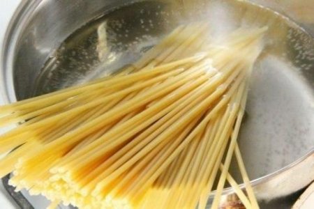 Спагетти с грибами в сливочном соусе.