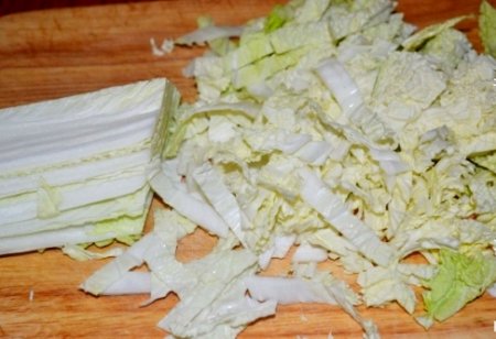 Салат из пекинской капусты и копченого сыра