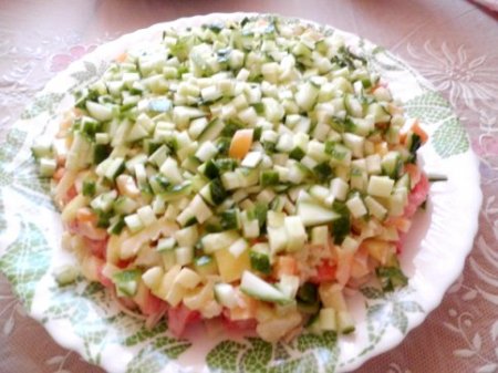 Салат с куриным филе, сухариками и овощами