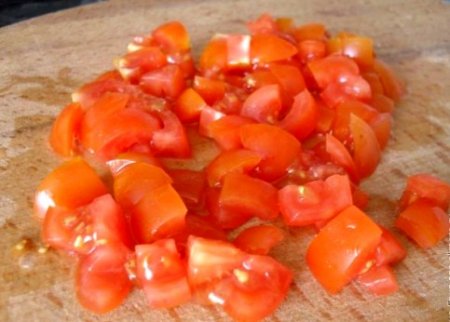 Тарталетки с корейской морковью и салями.