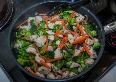 Паста с курицей, овощами и сливочным соусом