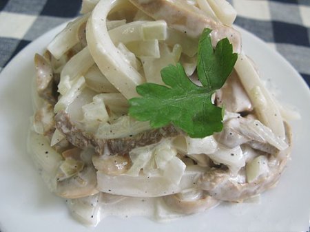 Салат из кальмаров с грибами.